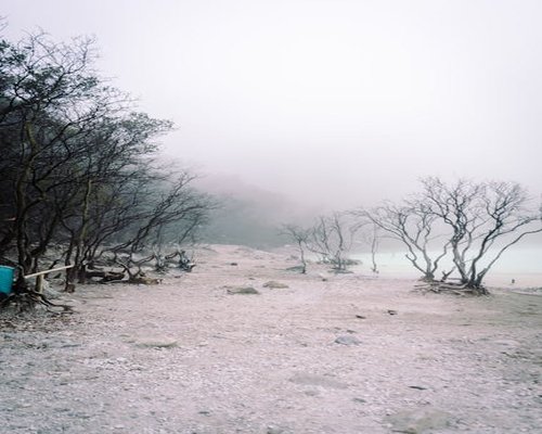 Meja kerja dengan air putih
