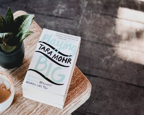 Suasana pagi dengan secangkir teh dan buku