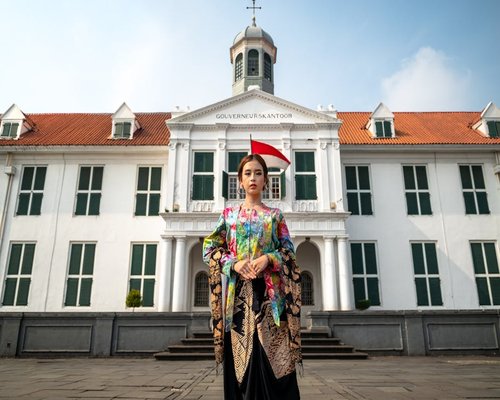 Seseorang sedang berjalan kaki di taman kota